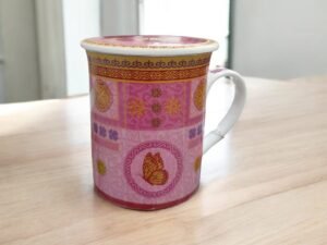 Taza mariposa rosa y dorado con filtro y tapa de 250 ml para té e infusiones naturales, diseño elegante y ritual de bienestar