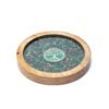 El posavasos Árbol de la Vida combina madera de mango, cobre y piedras semipreciosas (aventurina y ojo de tigre) para armonizar la energía de tu hogar. Ideal para vitalizar agua, limpiar joyas energéticamente y decorar con intención consciente. Cada posavasos representa los 7 chakras y el poder ancestral del Árbol de la Vida, un símbolo universal de conexión, protección y equilibrio energético.
