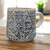 Taza Amrani de cerámica 300 ml con diseño patchwork de azulejos mediterráneos en azul y blanco, ideal para té, infusiones y café