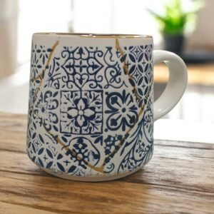 taza-amrani-blanca-300 Taza Amrani de cerámica 300 ml con diseño patchwork de azulejos mediterráneos en azul y blanco, ideal para té, infusiones y café