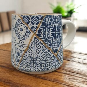 taza-amrani-azul-300 La Taza Amrani de cerámica · 300 ml está inspirada en los azulejos mediterráneos tradicionales, con un diseño patchwork en tonos azul y blanco que transmite armonía, calma y equilibrio. Ideal para disfrutar de té, infusiones o café con estilo y conciencia.