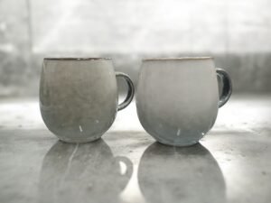 taza-aura-400ml La Taza Aura de cerámica gres en color gris · 400 ml es pura calma hecha forma. Su diseño sobrio y atemporal transmite equilibrio y serenidad, convirtiendo cada té, infusión o café en un momento de presencia y bienestar. Ideal para quienes buscan sencillez, estilo y conexión en sus rituales diarios.