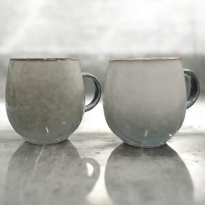 taza-aura-400ml La Taza Aura de cerámica gres en color gris · 400 ml es pura calma hecha forma. Su diseño sobrio y atemporal transmite equilibrio y serenidad, convirtiendo cada té, infusión o café en un momento de presencia y bienestar. Ideal para quienes buscan sencillez, estilo y conexión en sus rituales diarios.