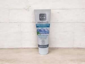 Cuchara de bambú para matcha natural y ecológica, ideal para medir la cantidad exacta de té matcha en la preparación tradicional japonesa.