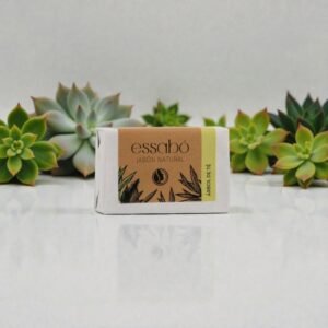 El jabón natural de árbol de té Essabó es un aliado poderoso para la limpieza profunda y consciente de la piel. Gracias a sus propiedades antisépticas, bactericidas y fungicidas, ayuda a equilibrar pieles con impurezas, exceso de grasa o acné, reduciendo rojeces e inflamaciones. Su espuma cremosa purifica sin resecar, transformando la higiene diaria en un ritual natural de protección, regeneración y equilibrio energético.