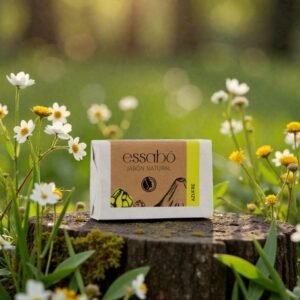 El jabón natural de azufre Essabó es una poderosa herramienta de limpieza y equilibrio para la piel. Formulado con azufre natural, aceite de coco y aceites esenciales, actúa como un regulador del sebo, ayudando a mantener la piel limpia, oxigenada y libre de impurezas. Su uso continuado favorece la reducción de acné, granitos y brillos, mientras purifica la piel sin provocar sequedad ni irritación. Este jabón vegano y certificado NATRUE es ideal para rostro y cuerpo, especialmente en pieles grasas o con tendencia acneica. Su espuma cremosa envuelve la piel en un ritual de purificación profunda, liberándola de toxinas y ayudando a restaurar su equilibrio natural. Una opción consciente para quienes buscan cosmética natural eficaz, respetuosa con la piel y alineada con el bienestar holístico.