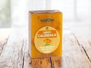 Jabón de caléndula natural para piel sensible, enrojecida o agrietada. Calma, regenera y protege con un ritual suave y consciente.