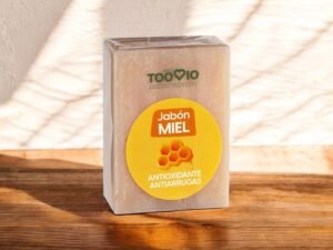 Descubre el Jabón Natural de Miel Too Vio, antioxidante y antiarrugas, un ritual mágico de bienestar natural. Nutre, hidrata y suaviza la piel, mientras su aroma dulce transforma tu baño en un momento de calma, energía positiva y autocuidado consciente. Ideal para rituales diarios y cuidado de la piel vegano.