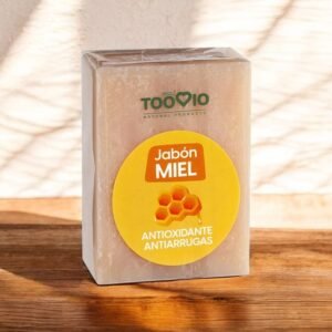 Descubre el Jabón Natural de Miel Too Vio, antioxidante y antiarrugas, un ritual mágico de bienestar natural. Nutre, hidrata y suaviza la piel, mientras su aroma dulce transforma tu baño en un momento de calma, energía positiva y autocuidado consciente. Ideal para rituales diarios y cuidado de la piel vegano.
