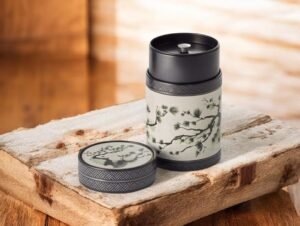 Lata Akasi para té, ecológica y elegante, ideal para conservar frescura, aroma y energía de tus infusiones.