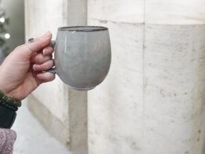 muestraaura-400ml La Taza Aura de cerámica gres en color gris · 400 ml es pura calma hecha forma. Su diseño sobrio y atemporal transmite equilibrio y serenidad, convirtiendo cada té, infusión o café en un momento de presencia y bienestar. Ideal para quienes buscan sencillez, estilo y conexión en sus rituales diarios.
