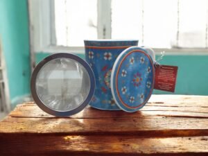Taza mandala con flores geométricas en tonos azul, rojo y amarillo con filtro y tapa, capacidad 250 ml, ideal para té e infusiones