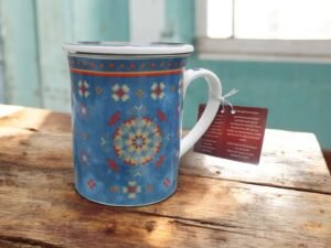 Taza mandala con flores geométricas en tonos azul, rojo y amarillo con filtro y tapa, capacidad 250 ml, ideal para té e infusiones