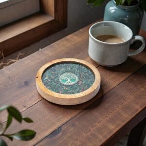 El posavasos Árbol de la Vida combina madera de mango, cobre y piedras semipreciosas (aventurina y ojo de tigre) para armonizar la energía de tu hogar. Ideal para vitalizar agua, limpiar joyas energéticamente y decorar con intención consciente. Cada posavasos representa los 7 chakras y el poder ancestral del Árbol de la Vida, un símbolo universal de conexión, protección y equilibrio energético.