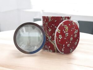 taza-almendro-tapa-filtro Taza roja con almendro y filtro para té, con tapa y capacidad de 250 ml. Ideal para infusiones a granel y rituales de té en Ecolivo Natural
