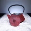 tetera-maya-roja-800l Tetera de hierro fundido estilo Maya color rojo de 0,800 litros, tetera decorativa para té e infusiones con diseño ancestral