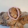 Pulsera cuarzo rosa 6mm hecha a mano con cuentas de piedra natural y acabado artesanal elástico.