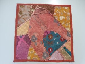 Funda de cojín india hecha a mano 41x41 cm con diseño étnico artesanal y textura decorativa bohemia.