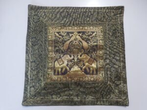 Funda de cojín india 43x43 cm con elefantes trompa arriba símbolo de buena suerte, hecha a mano y disponible en azul.