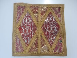 Funda de cojín india hecha a mano 45x45 cm con diseño artesanal étnico y textura decorativa bohemia.