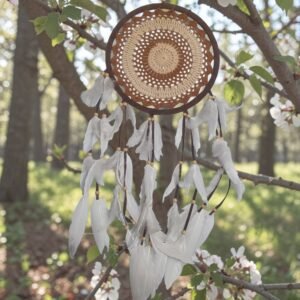 atrapasueños-almendro Atrapasueños blanco y negro 21x57 cm con diseño místico y red central decorativa.