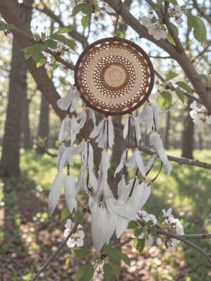 Atrapasueños blanco y negro 21x57 cm con diseño místico y red central decorativa.