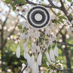 atrapasueños-blanco-y-negro Atrapasueños blanco y negro 21x57 cm con diseño místico y red central decorativa.