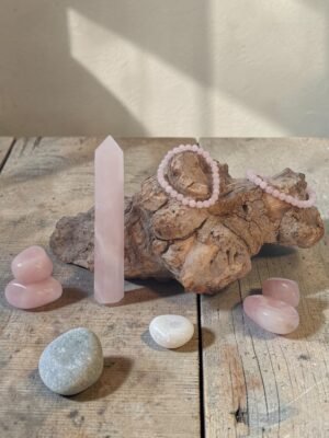 Pulsera cuarzo rosa 6mm hecha a mano con cuentas de piedra natural y acabado artesanal elástico.