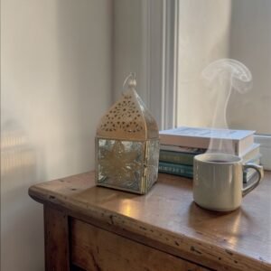 Farolillo Flor Nazarí de metal 17 cm con diseño floral árabe calado y luz de vela proyectando sombras orientales.