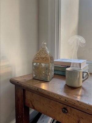 farolillo-metal-7x7x17-flor Farolillo Flor Nazarí de metal 17 cm con diseño floral árabe calado y luz de vela proyectando sombras orientales.