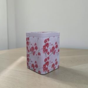 lata-cerezo-100gr Lata Cerezo para té 100g con diseño floral inspirado en la flor del cerezo y cierre metálico.