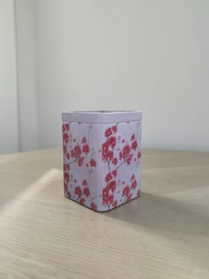 Lata Cerezo para té 100g con diseño floral inspirado en la flor del cerezo y cierre metálico.