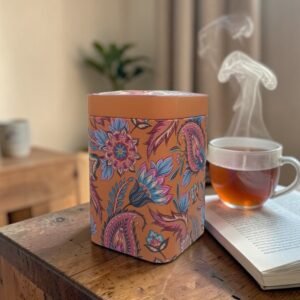 lata-flores-naranja-100gr Lata naranja para té 100g con diseño floral tipo mandala y cierre metálico hermético.