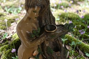 Soporte incienso de reflujo Madre Tierra de resina 23 cm con efecto cascada de humo espiritual.