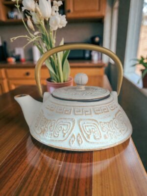 tetera-maya-blanca Tetera Maoming dorada de hierro colado 0,45 litros con filtro de acero inoxidable e interior esmaltado.